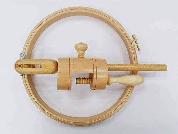机固定式の木製刺繍枠（丸枠　２１．５ｃｍ）
