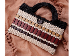 編み持ち手の革織り込みフラットバッグ